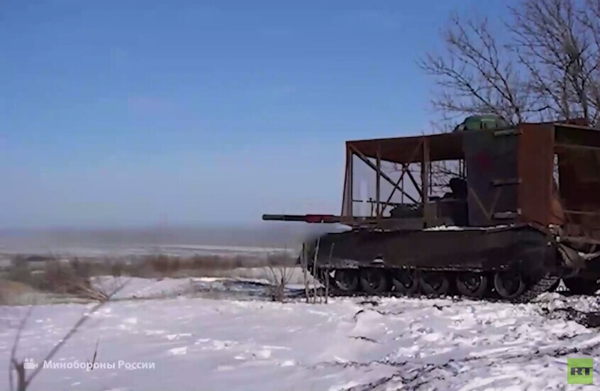 الدفاع الروسية تظهر عمل طاقم الدبابة تي-80 في محور كراسنوارميسك بمنطقة العملية العسكرية