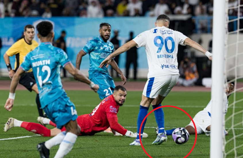 بنزيما يسجل أول أهدافه مع الهلال السعودي بطريقة استثنائية