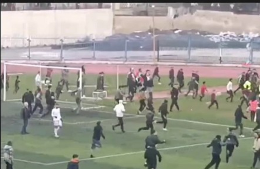 الشغب يجتاح الملاعب السورية.. اعتداء على حكم في إدلب ومشاجرات بين الجماهير في اللاذقية
