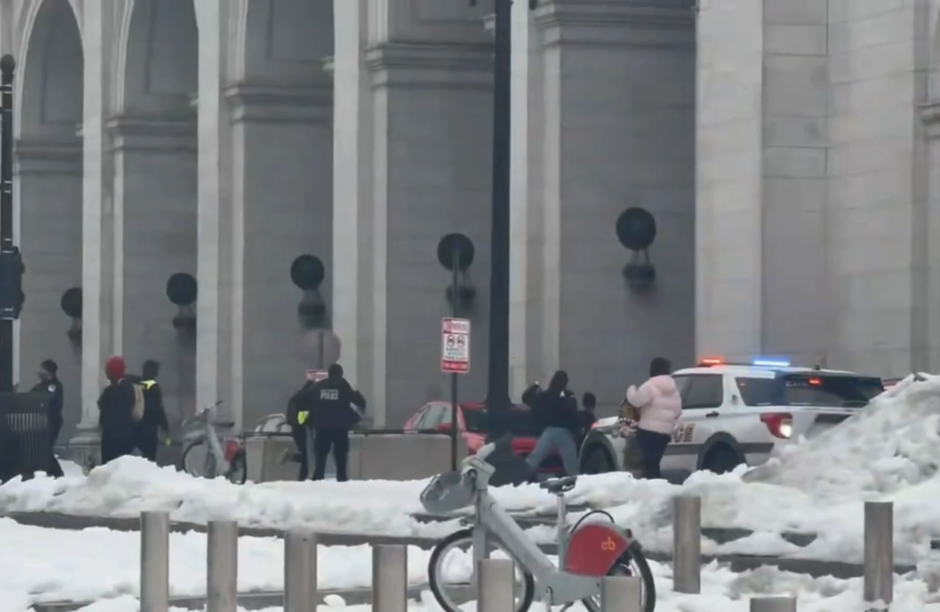 إصابة فتى بإطلاق نار على بعد أمتار من مبنى الكونغرس