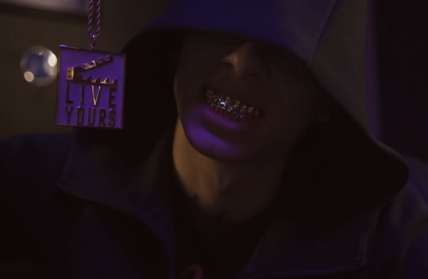 في خطوة مفاجئة.. مغني راب بريطاني شهير يعلن اعتناقه الإسلام (فيديو)