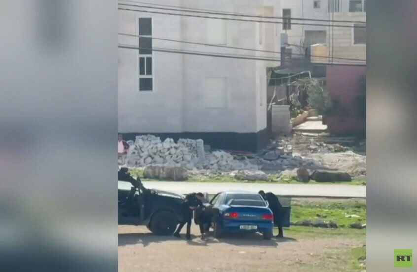 قوات الجيش الإسرائيلي تنفذ عملية اعتقال شاب في مدينة بيت لحم