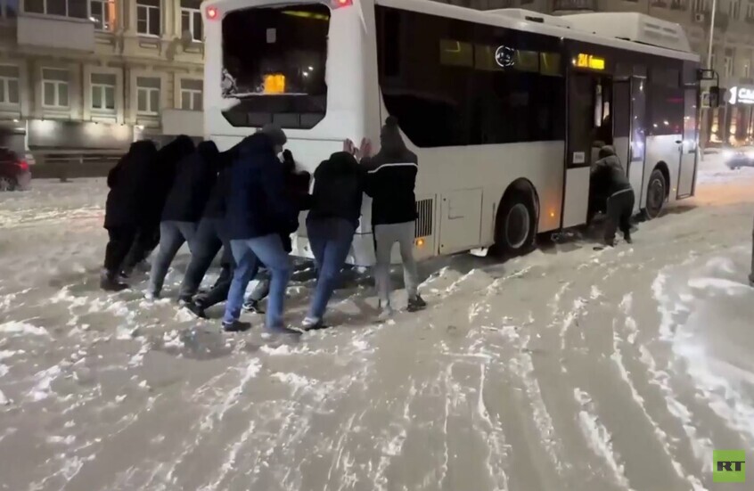 تساقط الثلوج فى روسيا يغلق شوارع مدينة روستوف