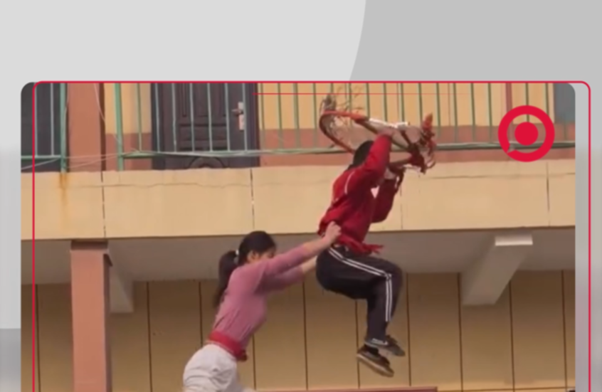 يتحركان بثقة وتوازن.. عرض مذهل لفتاة وشاب يتدربان على أداء رقصة التنين