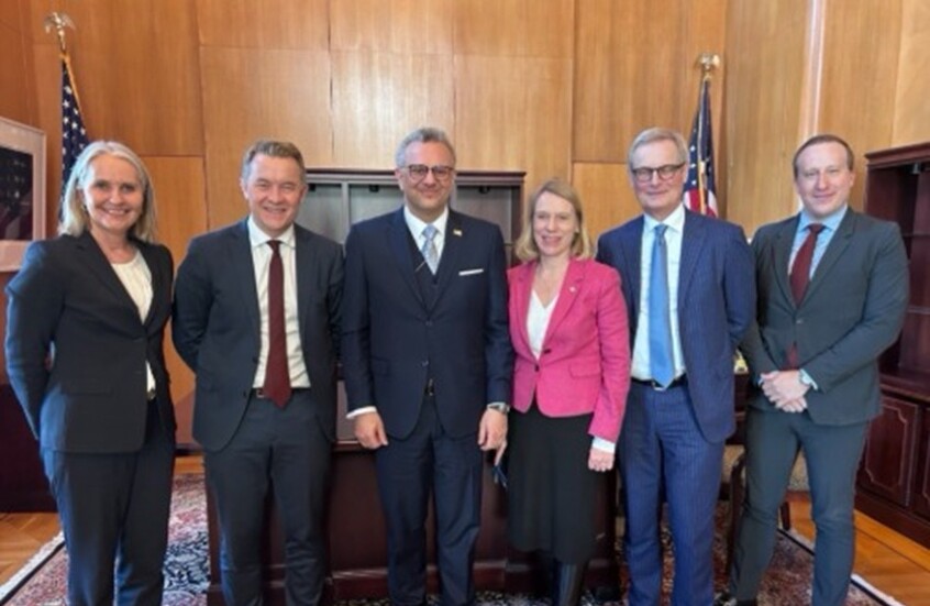 كبير مستشاري ترامب يلتقي مسؤولين نرويجيين لدفع جهود هدنة إنسانية في السودان