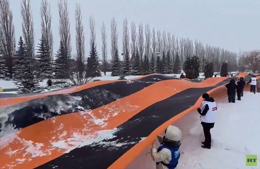 كورسك.. مد شريط القديس جورجيوس بطول 150 مترا إحياء للذكرى الـ83 لتحرير كورسك من الغزاة النازيين