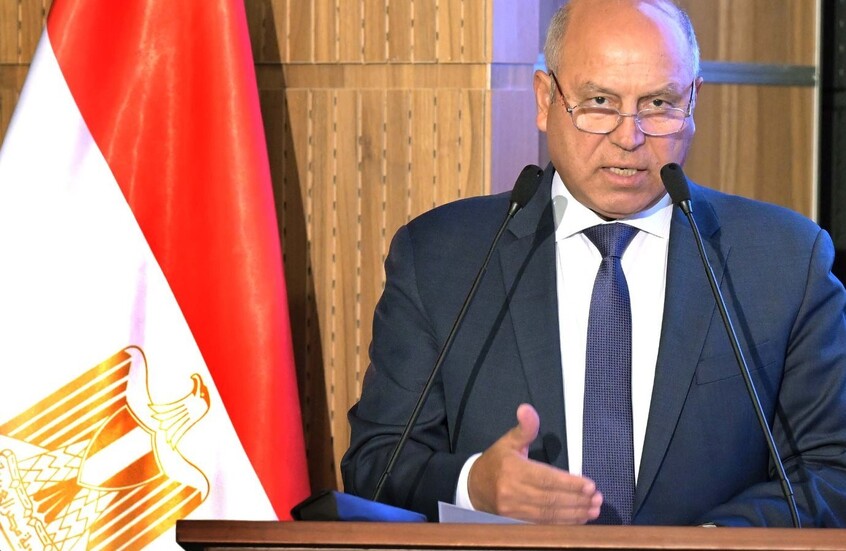 وزير مصري يثير موجة ضحك في مؤتمر دولي بسبب ضيفة قبرصية