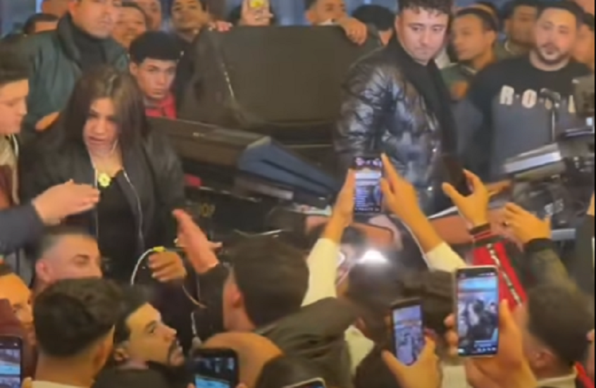 إيقاف مطربة مصرية عن العمل وتغريمها لألفاظ "إباحية" في الحفل (فيديو)