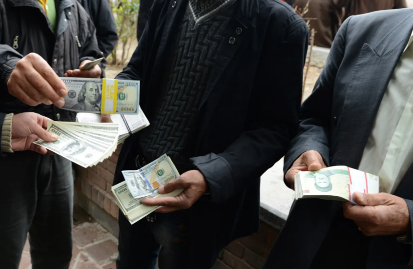 واشنطن تزعم: قادة إيران يهربون ملايين الدولارات "بجنون"