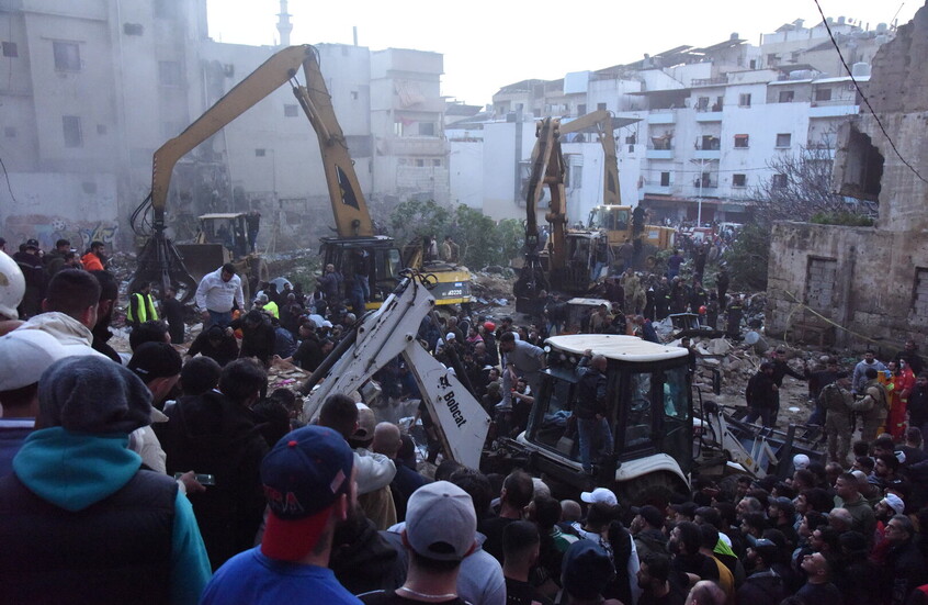 انتهاء أعمال الإنقاذ في طرابلس.. 14 قتيلا وغضب عارم على السياسيين