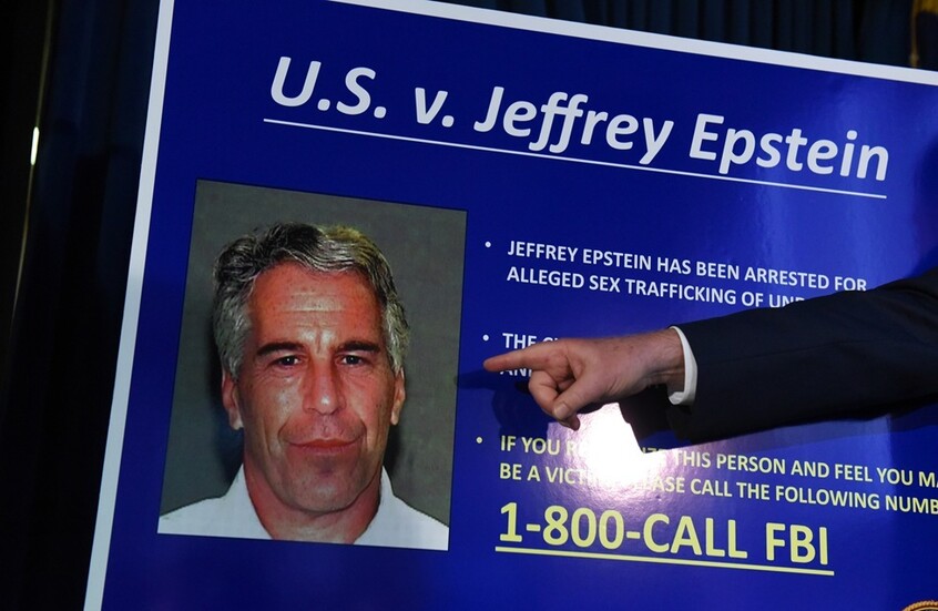 "أسوشيتد برس": تحقيقات شاملة تنفي وجود شبكة اتجار منظمة أدارها إبستين لخدمة النخب