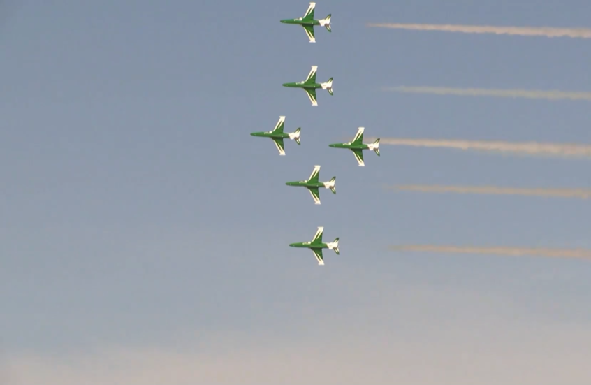عرض جوي لمقاتلات احتفالا بانطلاق معرض الدفاع الدولي في الرياض