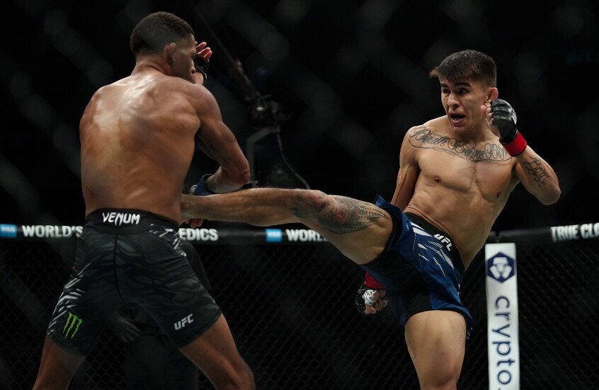 شاهد.. المقاتل ماريو باوتيستا يخنق "فينيسيوس" بشراسة