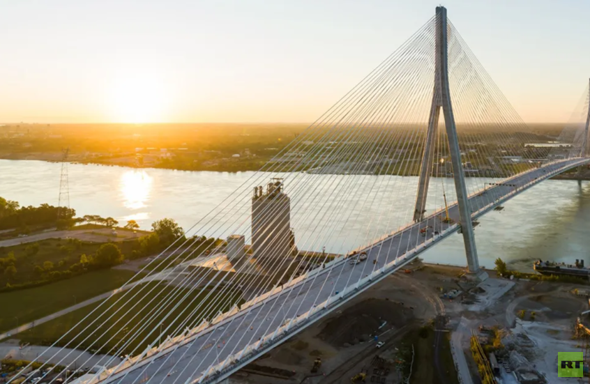 ترامب يهدد بعرقلة افتتاح جسر "جوردي هاو" ويطالب كندا بنصف ملكيته