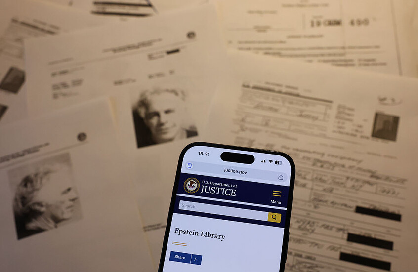 "قطعة من ستار الكعبة" وشخصية عربية بصحبة إبستين تفتح باب التساؤلات (صور)