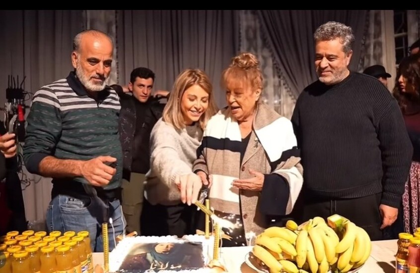 أسرة مسلسل "مولانا" تحتفل بعيد ميلاد منى واصف (فيديو)