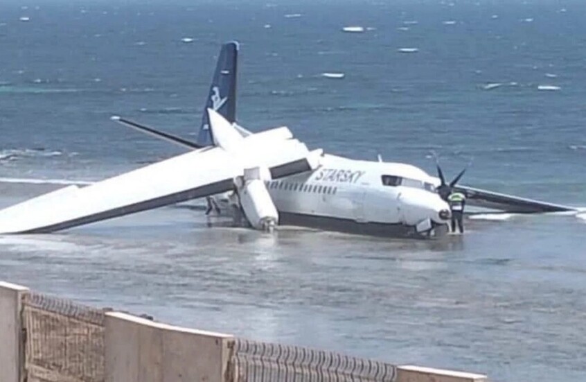 بعد إقلاعها بـ 15 دقيقة.. سقوط طائرة صومالية على الشاطئ ونجاة 55 شخصا بأعجوبة (صورة + فيديو)