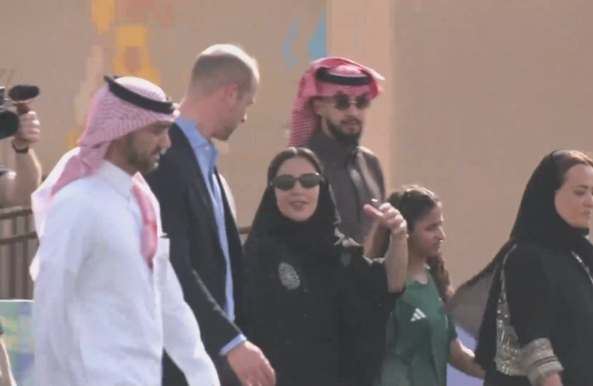 أثناء لقائه مع لاعبات كرة قدم في الرياض.. الأمير وليام يتجاهل  سؤالا عن عمه أندرو وإبستين