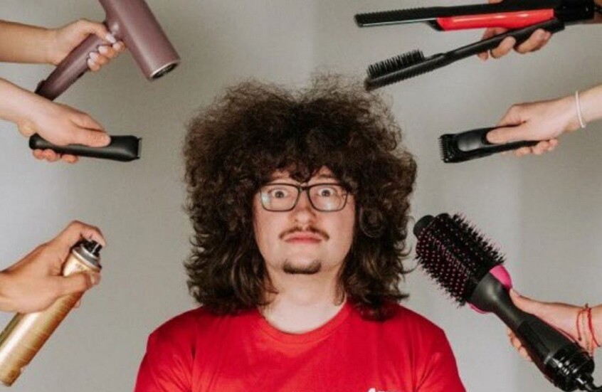 يبدو أنه لن يحلق شعره طوال حياته.. مانشستر يونايتد يخيب أمل مشجع (فيديو)