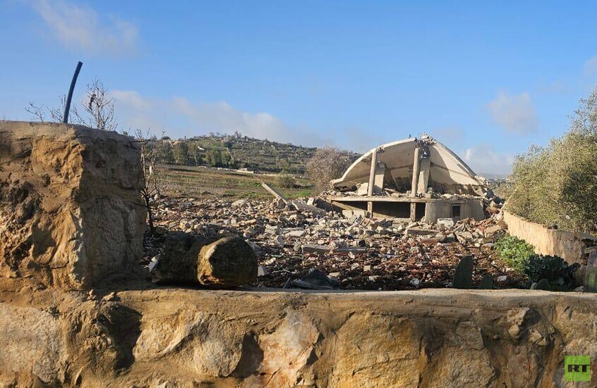 مراسلنا: إسرائيل تقصف منزلا مأهولا في بليدا ثم تدمره ببراميل متفجرة