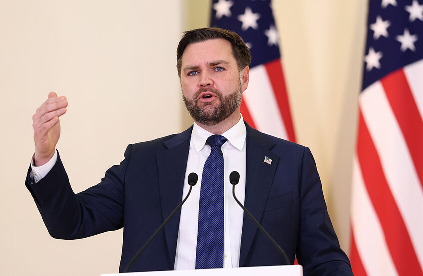 "ليس عليه الاعتذار".. فانس يقلل من أهمية الفيديو العنصري الذي نشره ترامب عن أوباما (صورة)