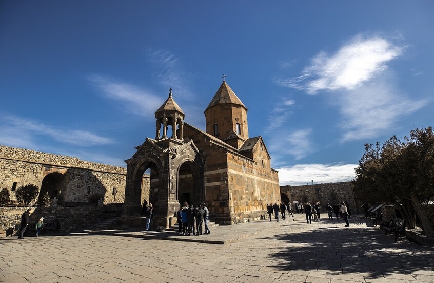 البرلمان الأرمني يقر مشروع قانون يجرد الكنائس من حق ملكية الأراضي