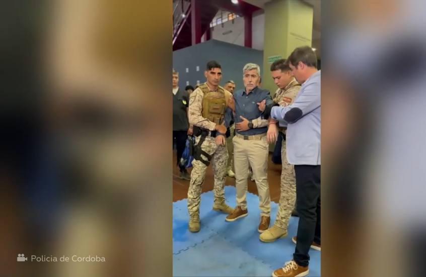 وزير الأمن الأرجنتيني يتعرض لصدمة كهربائية لعرض جهاز شرطة جديد