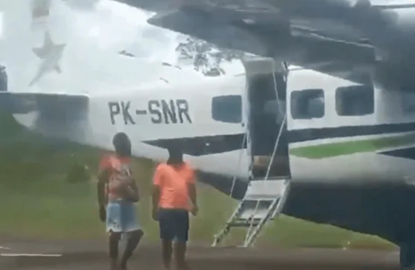 إندونيسيا.. مقتل طيار ومساعده في هجوم مسلح أثناء هبوطهما بمطار مقاطعة بابوا الجنوبية (صور + فيديو)
