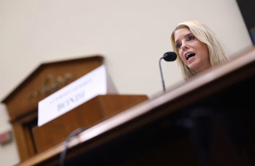 وزيرة أمريكية تطالب المشرعين بالاعتذار عن اتهامات تتعلق بعلاقات ترامب بروسيا