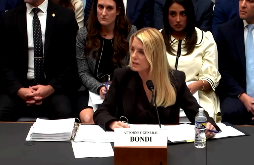 مشرعون أمريكيون يتهمون بوندي  بإخفاء أسماء شركاء إبستين