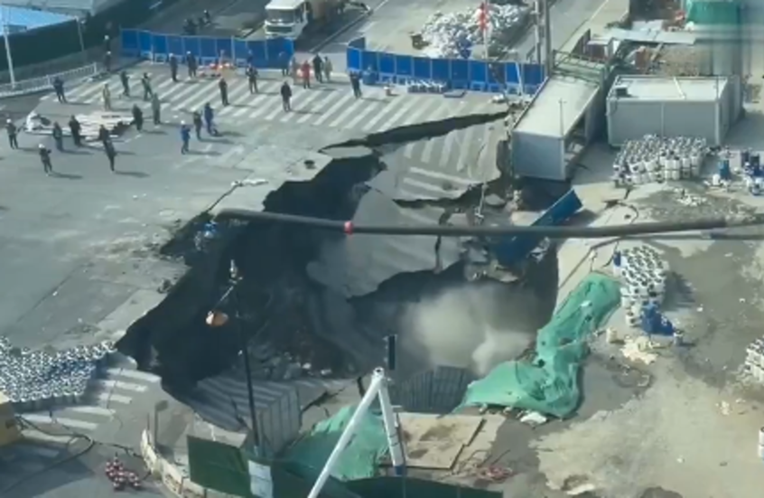 الصين.. "حفرة عملاقة" تبتلع تقاطع طرق في شنغهاي (فيديو)