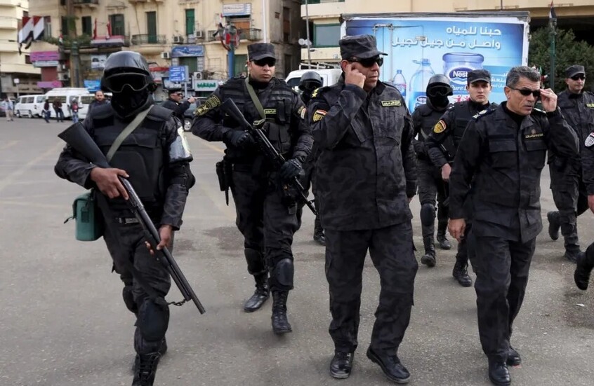 مصر.. صدور حكم مشدد على أفراد عصابة "الضباط المزيفين" والإريتري