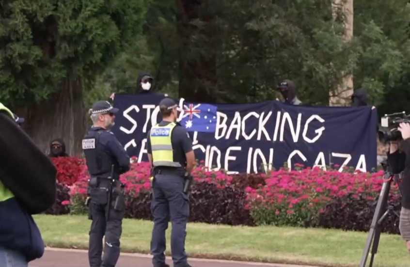 شاهد.. محتجون يستقبلون الرئيس الإسرائيلي بكتابة جدارية معادية له في ملبورن الأسترالية