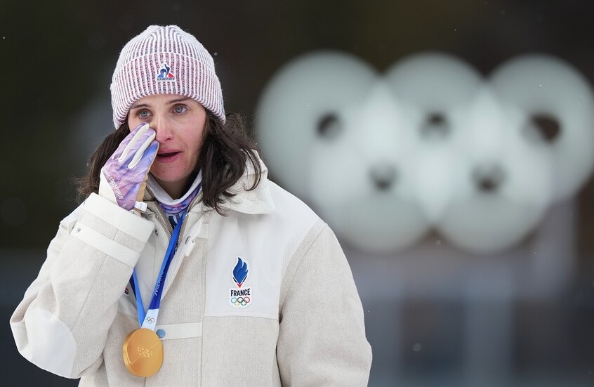 أجهشت بالبكاء.. رياضية متهمة بـ"الاحتيال" تحصد ذهبية أولمبياد 2026 (فيديو)