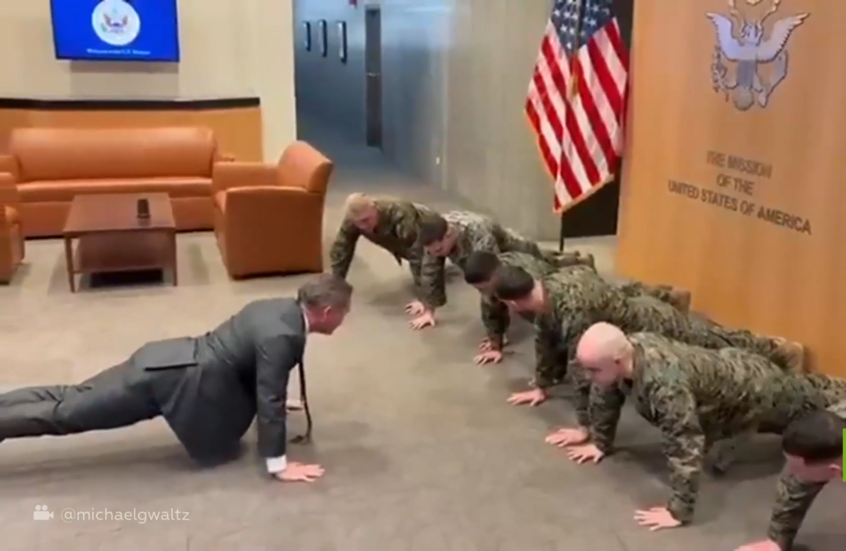 السفير الأمريكي لدى الأمم المتحدة يستعرض مهاراته في تمارين الضغط أمام أفراد مشاة البحرية