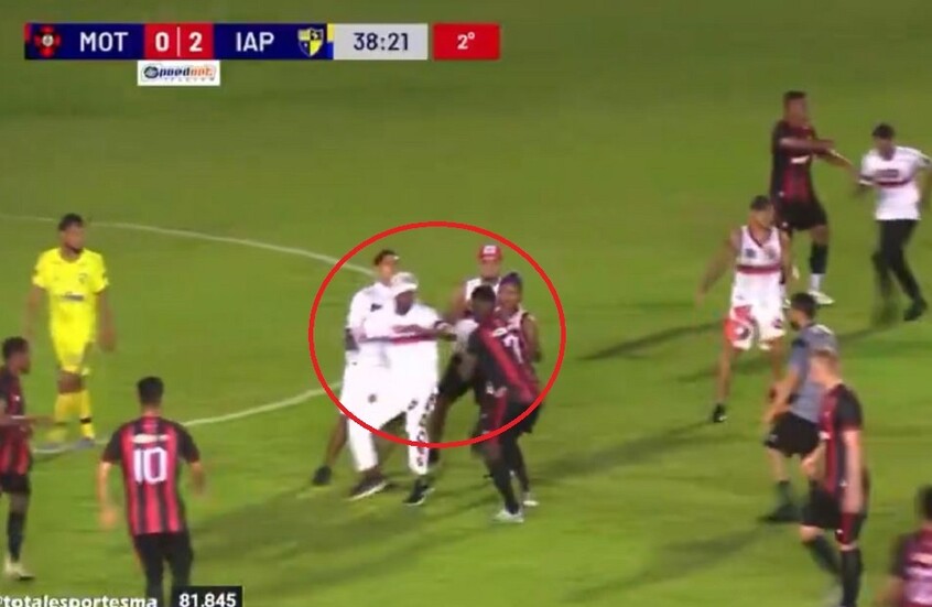 شاهد. اعتداء مشجعين على لاعبي فريقهم