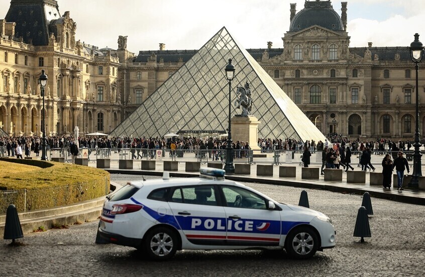 الشرطة الفرنسية تكشف شبكة محتالين ضمت موظفين في متحف اللوفر