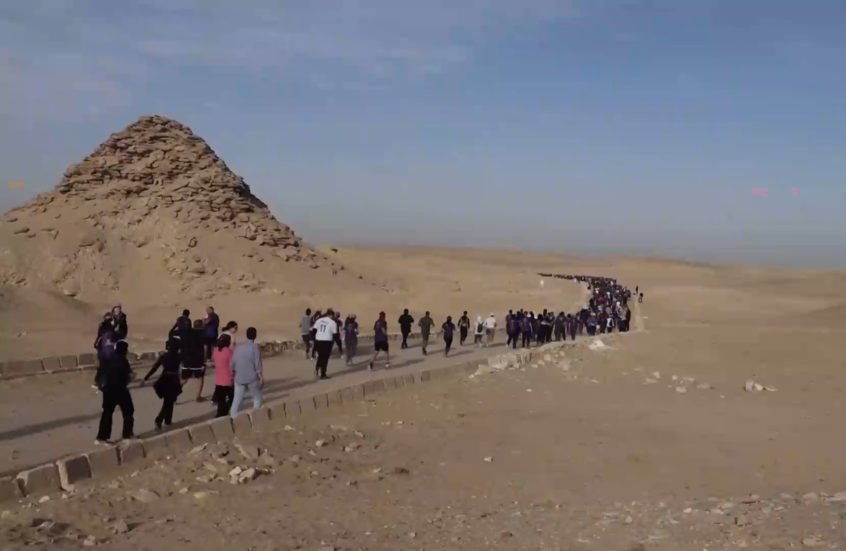 انطلاق سباق "نصف ماراثون سقارة" في مضمار وسط الأهرامات المصرية القديمة