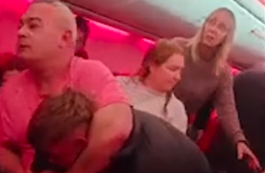 شجار على متن طائرة يتسبب بمنع راكبين من السفر مدى الحياة (فيديو)