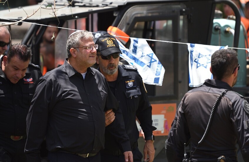 بن غفير يتفقد سجن عوفر ويشرف على تنكيل الأسرى الفلسطينيين (فيديوهات