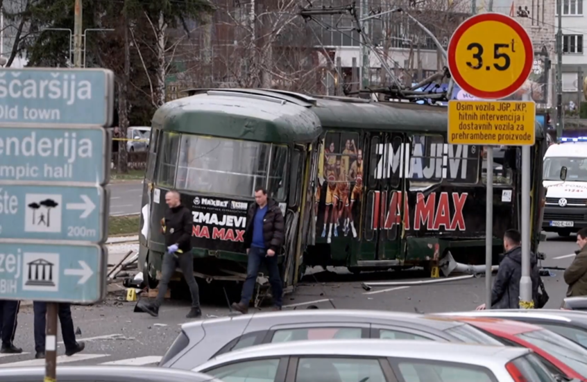 لحظة خروج ترام عن مساره واصطدامه بموقف حافلات مكتظ في البوسنة والهرسك