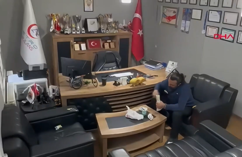 شاهد.. طبيب تركي ينقذ حياته بطريقة مهنية بعد اختناقه أثناء تناوله الطعام