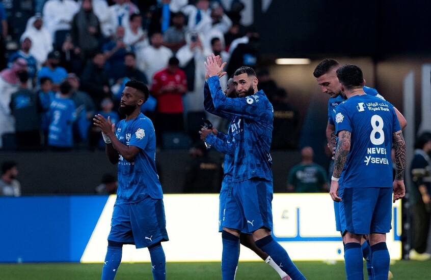 بنزيما يرد على "لافتة" جماهير الهلال السعودي (صورة)