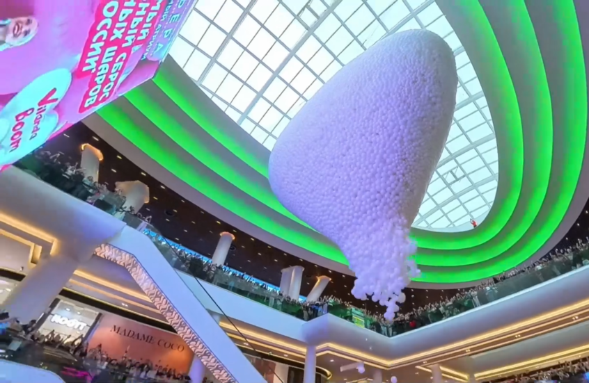 "الغرق في الحب".. إطلاق 100 ألف بالون في موسكو احتفالا بيوم 14 فبراير