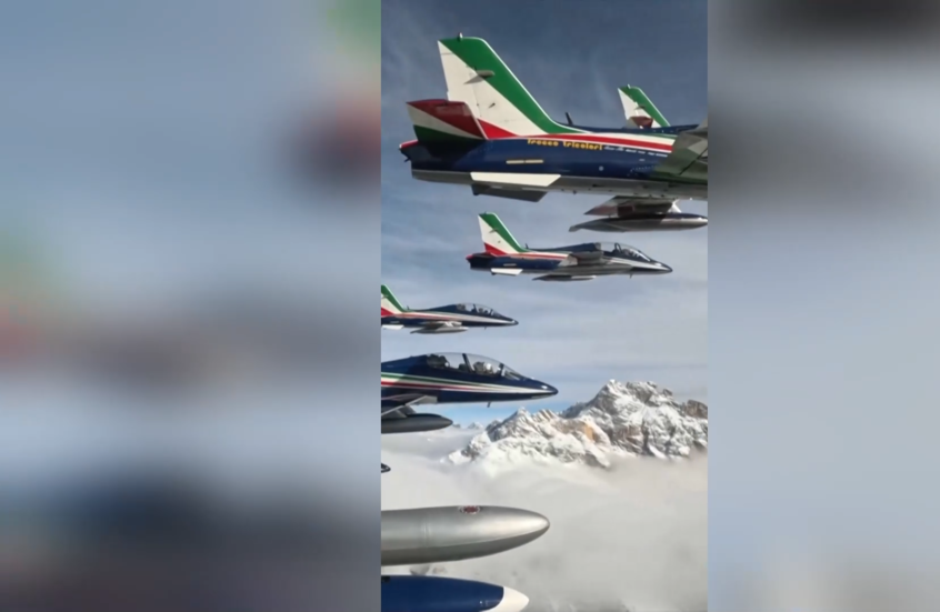 فريق استعراض جوي يرسم علم إيطاليا فوق جبال الألب أثناء الألعاب الأولمبية الشتوية