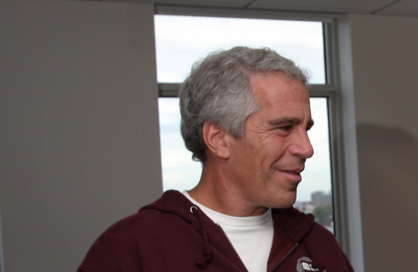 "الكتاب الأسود الصغير" للمجرم الجنسي إبستين يثير ضجة عالمية.. قائمة عناوين وأرقام هواتف شخصيات رفيعة