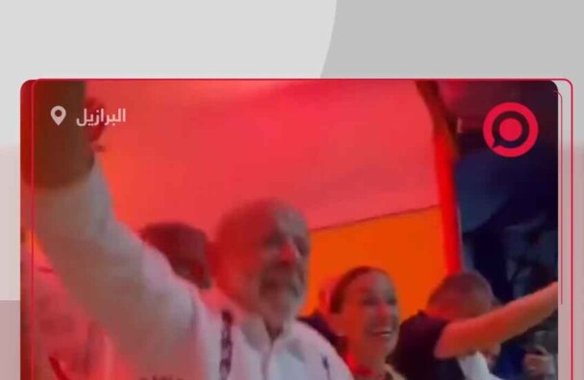 لولا دا سيلفا يرقص ويقفز في كرنفال وسط حشد شعبي