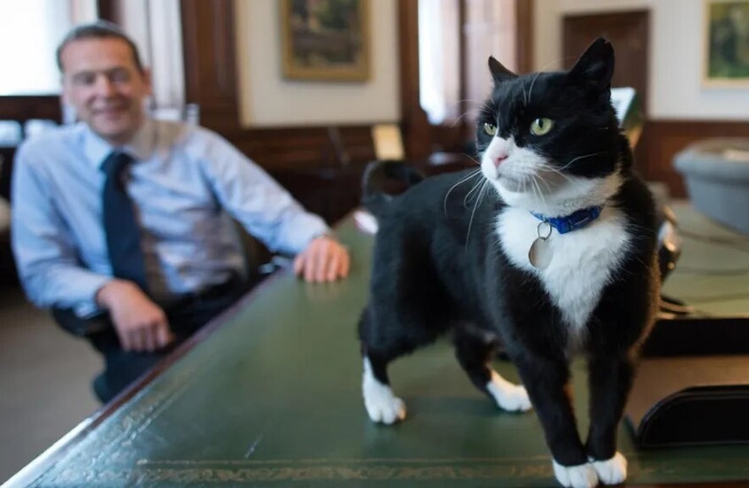 وفاة كبير صائدي الفئران السابق في الخارجية البريطانية