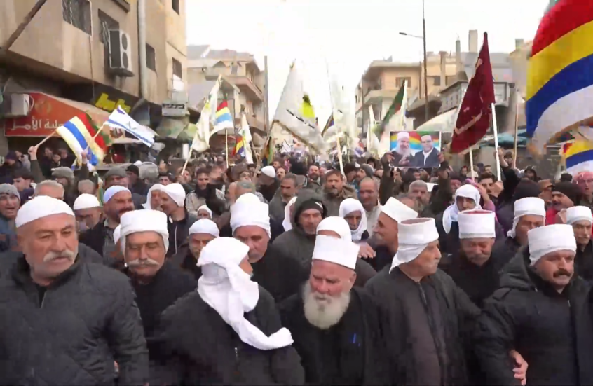 جنوب سوريا.. تظاهر الآلاف في مدينة شهبا مطالبين بحق تقرير المصير وفتح ممرات إنسانية