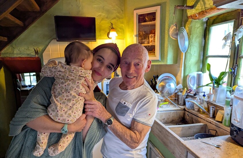 بعد 60 عاما على ولادة طفله الأول... فرنسي يصبح أبا للمرة السابعة في الـ91 من عمره (فيديو)